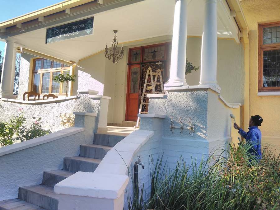 Entrance steps and railing finish